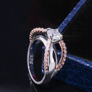Anello Bicolore Rotondo con Accento Elegante per Donne, Accessorio Minimalista per Proposte e Feste, Regalo - Product Image 4