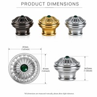 Couvercle de flacon de parfum sur pied durable avec couronne en pierre précieuse verte pour collections d'eaux de parfum de luxe sur mesure