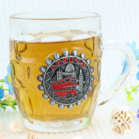 Chope à bière en verre personnalisée en gros, logo métallique en alliage de zinc, souvenir de bar, restaurant