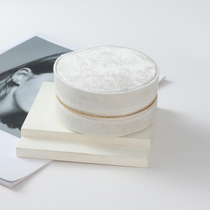 EleQueen - Estuche de Viaje Redondo Pequeño de Terciopelo con Logotipo Personalizado, Organizador de Joyas con Cierre de Cremallera y Cojín de Terciopelo para Collares y Joyas - Product Image 6