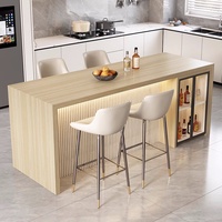 Îlot de cuisine personnalisé en bois avec éclairage LED, armoire à vin en verre, comptoir de cuisine pour espace repas à domicile