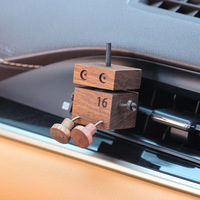 Diffuseur de parfum pour voiture en bois massif gravé, robot mignon qui bouge les pattes, à clipser sur la grille d'aération