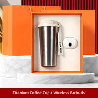 Mug de voyage de luxe en titane avec couvercle en PP 500 ml, écouteurs sans fil stéréo isolés 2-en-1, cadeau audio premium pour les amateurs de café et de musique