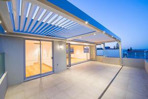 Pérgola Retráctil Motorizada Moderna de Aluminio con Techo de Láminas Impermeables, Gazebo para Patio Exterior, Toldo Económico y Moderno - Product Image 5