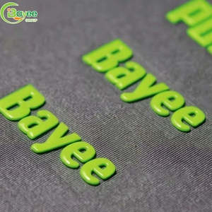 Patch thermocollant personnalisé en silicone 3D en relief, résistant à la décoloration, pour T-shirt et veste - Product Image 1