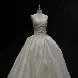 Robe de mariée moderne Nt18 avec traîne chapelle, appliques, longueur ras du sol, dos nu, design jupe de bal par for - Product Image 2