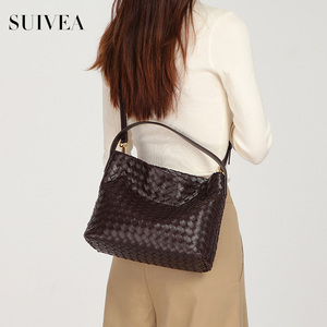 Medium-sized Handbag: Casual, Handwoven <b>Square</b> Bag with a Textured Finish—Elegant and Fashionable Shoulder Bag for Women - Product Image 2