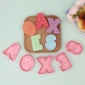 <span class=keywords><strong>Emporte</strong></span>-pièces <span class=keywords><strong>en</strong></span> plastique <span class=keywords><strong>de</strong></span> 26 lettres Love 3D Cartoon DIY Clay Animation Printed Customized Eco-Friendly Biscuit Mold - Product Image 6