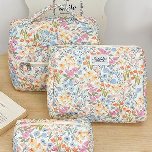 Große Kapazität Tragbare Lippenstift-Kosmetiktasche 3-teiliges Blumenmuster Aufbewahrungstaschen-Set Individuelles Logo Gesteppte Baumwolle Leichte Toilettentaschen - Product Image 1