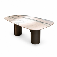 Table à manger en marbre portugais biologique avec base en bois et pilier en laiton antique |   Meubles de luxe sur mesure tout-en-un