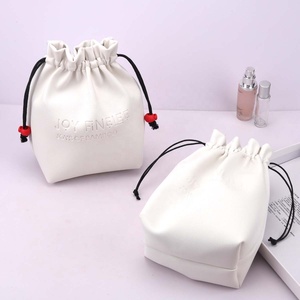Bolsa de cosméticos de cuero PU con base cuadrada en relieve al por mayor, pequeña, blanca, para viaje, almacenamiento de brochas de maquillaje y dulces, con cordón. - Product Image 4