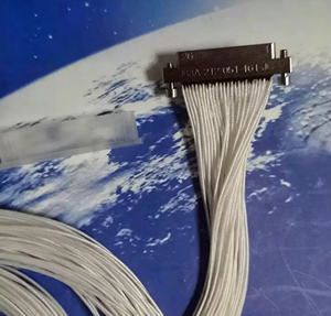 Conector Micro Rectangular J63A-222-051-261-TH-300MM, 51 Pines Macho, Cable de 300MM, Paso de 0.635mm - Product Image 2