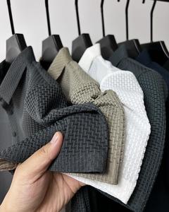 เสื้อโปโลแขนสั้นผู้ชายแบบสั่งทำพิเศษ สำหรับฤดูร้อน แฟชั่นธุรกิจ เสื้อยืดติดกระดุม เนื้อผ้าระบายอากาศเย็นสบาย เหมาะสำหรับตีกอล์ฟ สีเข้ม - Product Image 1