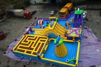 Parc de jeux gonflables géant commercial avec toboggans, parcours d'obstacles, labyrinthe et jeux d'escalade pour enfants, aire de jeux intérieure et extérieure