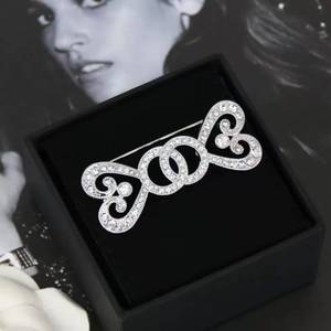 Broches personnalisées Double C <span class=keywords><strong>CC</strong></span> Get-together Broches Ivy <span class=keywords><strong>CC</strong></span> Rhinestone Pearl Broches - Product Image 3