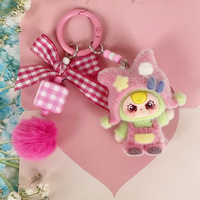 Porte-clés créatif 3D en forme de poupée floquée avec chapeau et nœud papillon, breloque de sac, accessoire de suspension pour clés de voiture et téléphone, vente en gros