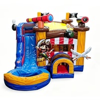 Structure gonflable commerciale sur le thème des pirates avec toboggan aquatique, taille personnalisable disponible