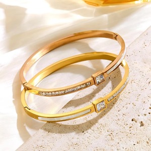Bracelet manchette en acier inoxydable avec nacre et zircon carré pour femme – Bijou de luxe inaltérable, idéal pour offrir - Product Image 2