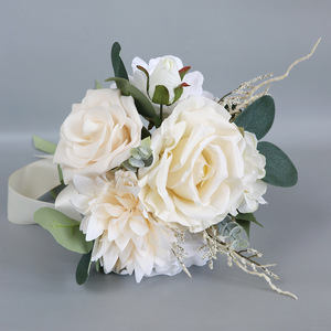 Bouquet de fleurs en soie en gros, fleurs de mariée nouées à la main avec ruban pour fête de mariage, bouquet de roses en soie et d'<span class=keywords><strong>eucalyptus</strong></span> de luxe - Product Image 3