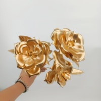 Vente en gros de roses artificielles dorées à 3 têtes, longue tige de 65 cm, rose en soie dorée métallique pour la décoration de mariage, de Noël, de la maison et de la table