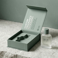 Boîte à parfum rigide de luxe sur mesure, style livre vert magnétique, avec insert ajusté pour présentation, pour emballage de parfum personnalisé
