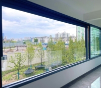 Ventana Corredera Silenciosa Panorámica de Gran Apertura, de Aluminio con Marco Delgado, Estilo Moderno y Minimalista para Exteriores de Villas