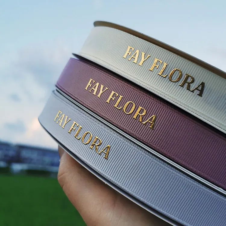 Fita de ouro 3D de luxo com logotipo impresso em relevo de gorgorão de cetim personalizado, fita de marca personalizada com logotipo impresso