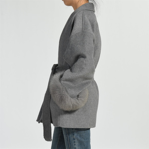 <span class=keywords><strong>Cappotto</strong></span> da <span class=keywords><strong>Donna</strong></span> di Lusso Elegante in Cachemire con Logo Personalizzato Morbida Cintura e Soffici Polsini in Vera Pelliccia di Volpe Fatto a Mano in Lana Double Face per Autunno Inverno - Product Image 6