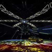 Lumières de scène colorées contrôlables DMX Éclairage triangulaire à tube cinétique Orbisfly LED utilisé dans le club de disco de bar de concert en direct