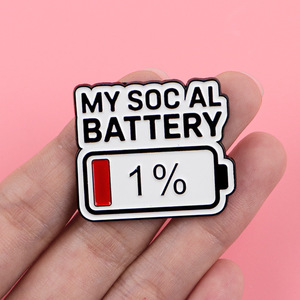 Broche de esmalte divertido y novedoso con diseño de batería de energía baja, con la frase '<span class=keywords><strong>Mi</strong></span> Batería Social 1% Paciencia' y 'Paciencia Árabe' para expresar estados de ánimo audaces. - Product Image 2