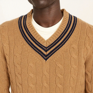 Pull en maille torsadée crème pour homme, col en V, bordure rayée, collection automne 2027 - Product Image 4