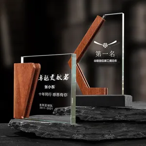 Ukiran kosong desain unik kristal Penghargaan dasar kayu piala kaca untuk juara penjualan