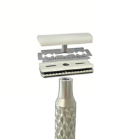 Rasoir de sécurité en acier inoxydable usiné CNC avec rasoir à 5 lames à dents fermées, idéal comme cadeau pour homme, manche de rasage inclus