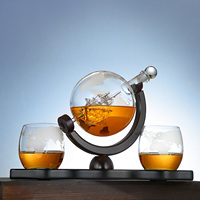 Carafe à whisky de 850 ml en forme de globe avec 2 verres à whisky gravés en forme de globe - pour les spiritueux, le whisky, le brandy, la vodka et le vin