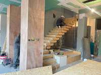 Escalier moderne en verre et ardoise empilés |   Marches en verre structurel et en ardoise naturelle personnalisables pour villa/hall d'entrée