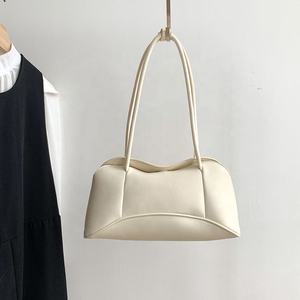 Bolso de hombro de cuero PU suave con logotipo personalizado, bolso de hombro moderno y casual para mujer - Product Image 3