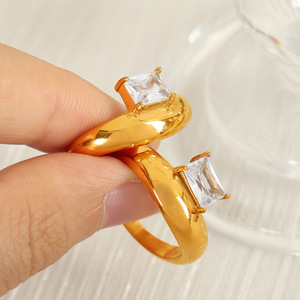 Anillo minimalista curvo rectangular de circonita chapado en oro de 18k, versátil, para mujer, para el dedo índice. - Product Image 3