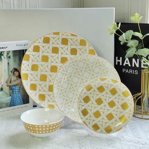 Service de vaisselle de luxe 5 pièces en céramique, assiettes à rebord doré, motif Royal Bone, logo Country, durable, élégant, bleu et blanc - Product Image 1