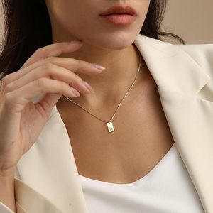 Collier plaqué or 14 carats pour femmes initiales pendentif nom délicat avec pendentifs et breloques de mode de bijoux en or à la mode personnalisés - Product Image 3