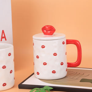 Mug en céramique Redeco avec impression de lèvres romantiques, couvercle à lèvres rouges 3D, motif de baiser vibrant, tasse à café originale pour cadeau de la Saint-Valentin - Product Image 5