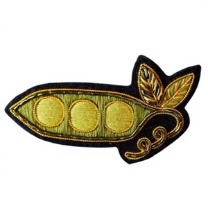 Broches et badges de luxe sur mesure en feutre non tissé, brodés à la main, avec décorations en fil de métal et strass pour vestes de mode - Product Image 1