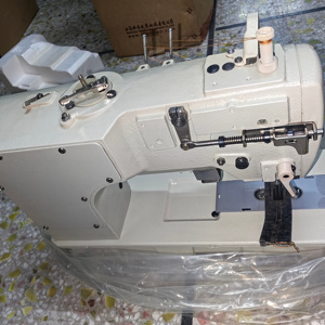 Máquina de Coser Industrial 8450 de Doble Aguja, Motorizada, con Accionamiento Directo por Computadora, Cortahilos Automático, Puntada Recta, Base Plana - Product Image 3