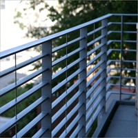 Personnalisation de balustrades de balcon modernes et minimalistes en aluminium - Main courante et garde-corps d'escalier extérieurs, résistants à la rouille et à la corrosion