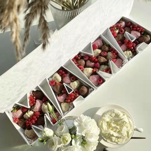 Boîte cadeau en carton en forme de lettres « Je t'aime » remplissable avec des fleurs de fraises au chocolat pour des friandises - Product Image 4