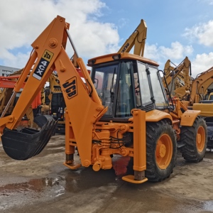 Chargeuse-pelleteuse JCB 4CX d'occasion 4x4, faible nombre d'heures de fonctionnement, bon état, moteur, boîte de vitesses, roulement, moteur, charge nominale de 2100 kg, à vendre - Product Image 4