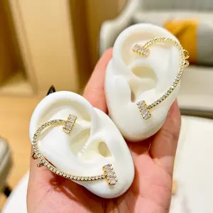 Vendita calda nuovo Designer 18k gioielli donna orecchini di moda gioielli all'ingrosso orecchini in oro pieno diamante per la ragazza delle donne