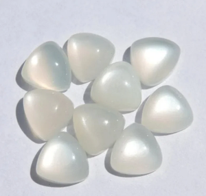 พลอยมูนสโตนสีขาวธรรมชาติ ขัดเงา ทรงตาแมว รูปทรงสามเหลี่ยมแบน สำหรับทำเครื่องประดับ DIY แหวน สร้อยข้อมือ สร้อยข้อเท้า - Product Image 1