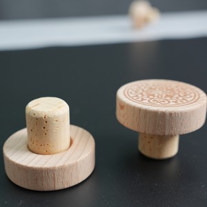 עצירת יין יין מותאם אישית פקק עץ בר דקורטיבי בר מטבח אביזר מפעל מותאם אישית בר בגודל מלא - Product Image 4