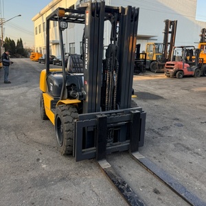 Montacargas Diésel Komatsu FD30T-17 Usado Original de Japón, 3 Toneladas, Mástil de Tres Secciones, Pocas Horas de Trabajo, Equipo de Manipulación para Almacén - Product Image 1
