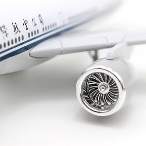 B777-300 de simulation personnalisé 37cm modèle d'<span class=keywords><strong>avion</strong></span> en résine <span class=keywords><strong>Boeing</strong></span> <span class=keywords><strong>777</strong></span> modèle d'<span class=keywords><strong>avion</strong></span> de passagers 1/200 échelle cadeau de promotion - Product Image 3